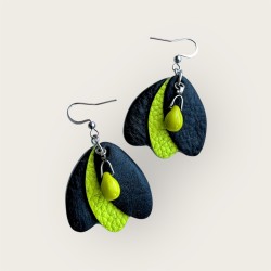 Boucles d'oreilles en cuir vert fluo et noir faites à la main crées en Corrèze
