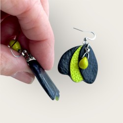 Boucles d'oreilles en cuir vert fluo et noir vue de profil