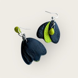 Boucles d'oreilles vert fluo et noir en cuir vue de dos et de face