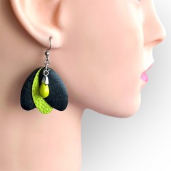 Boucles d'oreilles en cuir noir et vert fluo portées