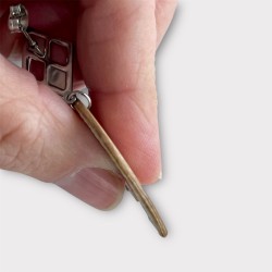 Boucles d'oreilles en cuir beige en arc vue de profil