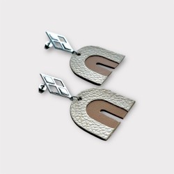 Boucles d'oreilles arc en cuir beige posées à plat