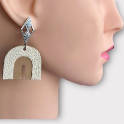 Boucles d'oreilles arc en cuir beige portées