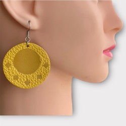 BOUCLES D'OREILLES EN CUIR ARTISANALES PORTÉES
