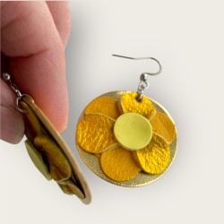 BOUCLES D'OREILLES FLEURS UNIQUES EN CUIR JAUNE CRÉES À JUILLAC EN CORRÈZE