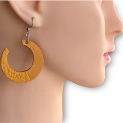 BOUCLES D'OREILLES EDMA EN CUIR PORTÉES