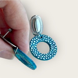 Créoles en cuir bleu tachetées vue de profil