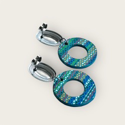 Créoles en cuir bleu tacheté vue de dos