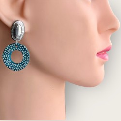 Créoles en cuir bleu tachetées LYVI portées