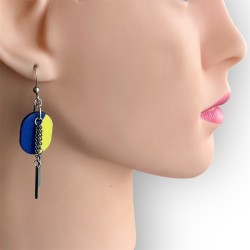 BOUCLES D'OREILLES ELA EN CUIR BLEU ET JAUNE PORTÉES