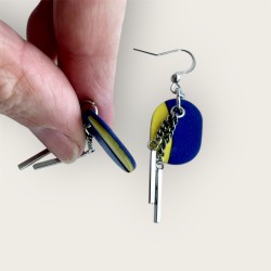 BOUCLES D'OREILLES ELA EN CUIR JAUNE ET BLEU PORTÉES