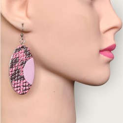 Boucles d'oreilles ovales en cuir rose portées