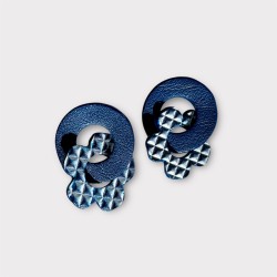 Double créoles artisanales en cuir bleu et bleu quadrillé - l'une en forme simple et l'autre en forme de fleurs crées en Corrèze