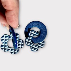 Double créole en cuir bleu vue de profil