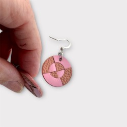 CRÉOLES EN CUIR ROSE BICOLRE VUE DE PROFIL