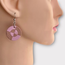 CRÉOLES EN CUIR ROSE BICOLORE PORTÉES