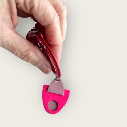 Boucle d'oreille mono artisanales en cuir rose fluo vue de profil