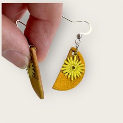 Boucles d'oreilles femme en cuir jaune vue de profil
