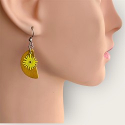 BOUCLES D'OREILLES EN CUIR JAUNE PORTÉES