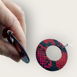 CRÉOLES EN CUIR ROUGE ROSE ET NOIR VUE DE PROFIL