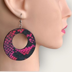 CRÉOLES EN CUIR ROUGE ROSE ET NOIR PORTÉES