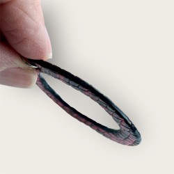 CRÉOLES EN CUIR ROUGE/NOIR VUE DE PROFIL