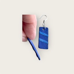 BOUCLES D'OREILLES EN CUIR DEUX TONS DE BLEU VUE DE PROFIL