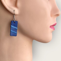 BIJOUX FAITS MAIN EN CUIR BLEU PORTÉS