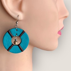 Boucles d'oreilles en cuir bleu portées