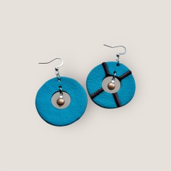Bijoux boucles d'oreilles en cuir bleu vue de dos et de face