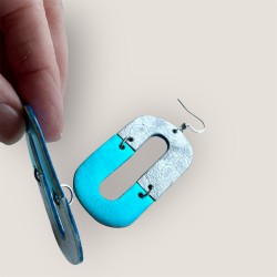 Grandes créoles ovales en cuir bleu et argentées  créés à Juillac en Corrèze vue de profil