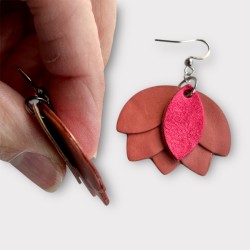 BIJOUX FAITS MAIN EN CUIR VUE DE PROFIL