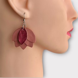 BIJOUX FAITS MAIN EN CUIR PORTÉES