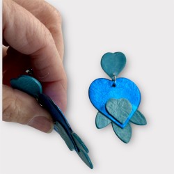 Boucles d'oreilles artisanales cœurs bleus vue de profil
