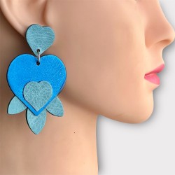 Boucles d'oreilles cœurs bleus portées par un mannequin