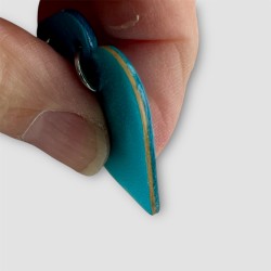 BOUCLES D'OREILLES BLEU EN CUIR VUE DE PROFIL