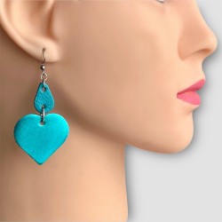BOUCLES D'OREILLES EN CUIR BLEU PORTÉES