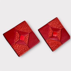 Boucles d'oreilles en cuir rouge carré NELL fabriquées en Corrèze