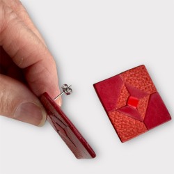 Boucles d'oreilles en cuir rouge NELL vue de profil