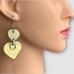BOUCLES D'OREILLES EN CUIR KATE PORTÉES