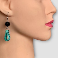 Boucle d'oreilles en cuir uniques portées