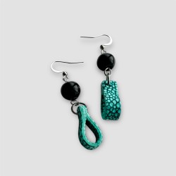 Boucles d'oreilles en cuir vue de côté