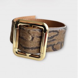 Bracelet cuir tigré posé sur le flanc