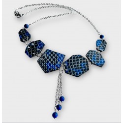 Collier artisanal en cuir bleu écailles crée en Corrèze