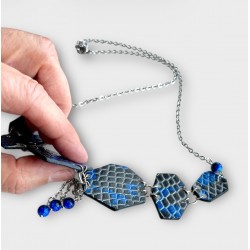 Collier bleu écailles en cuir et acier inoxydable