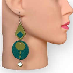 BIJOUX ASYMÉTRIQUES EN CUIR DEUX TONS DE VERT PORTÉS