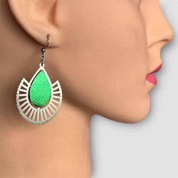 BIJOUX EN CUIR VERT ET ACIER INOX PORTÉS