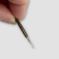 BIJOUX EN CUIR VERT ET ACIER INOX VUE DE PROFIL