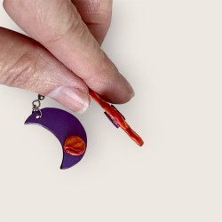 BIJOUX ASYMÉTRIQUES EN CUIR VUE DE PROFIL