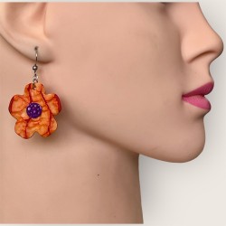 BIJOUX ASYMÉTRIQUES EN CUIR PORTÉS